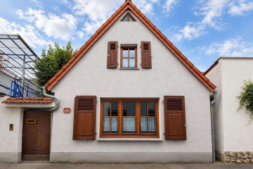 Grüne Oase mit Terrasse: Haus in ruhiger Fußweg-Lage im alten Zentrum Mainz-Hechtsheims, 55129 Mainz, Einfamilienhaus