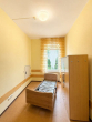 Einzelzimmer_gelbe Gardine - Investmentobjekt Bad Schwalbach – 1.249 m² Grundstück, Umnutzung & Entwicklung zu Wohnraum denkbar