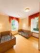 Doppelzimmer mit Bad_orangene - Investmentobjekt Bad Schwalbach – 1.249 m² Grundstück, Umnutzung & Entwicklung zu Wohnraum denkbar