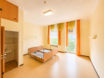 Doppelzimmer mit Bad_gelb-oran - Investmentobjekt Bad Schwalbach – 1.249 m² Grundstück, Umnutzung & Entwicklung zu Wohnraum denkbar