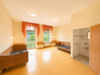 Doppelzimmer mit Bad_orangene - Investmentobjekt Bad Schwalbach – 1.249 m² Grundstück, Umnutzung & Entwicklung zu Wohnraum denkbar