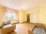 Doppelzimmer_Gardine mit orang - Investmentobjekt Bad Schwalbach – 1.249 m² Grundstück, Umnutzung & Entwicklung zu Wohnraum denkbar