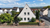 Drohnenaufnahme: Frontalansich - Freistehendes Einfamilienhaus mit Garten, Bürobereich & Einliegerwohnung – Rüdesheim am Rhein