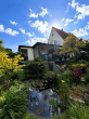 Außen: Blick über Teich - Freistehendes Einfamilienhaus mit Garten, Bürobereich & Einliegerwohnung – Rüdesheim am Rhein