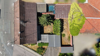 Draufsicht - Zweifamilienhaus mit sofort bezugsfertigem Obergeschoss: 4 Garagen + großer Hof + ~179m² Nutzfläche