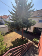 Garten: Blick von Terrasse - Zweifamilienhaus mit sofort bezugsfertigem Obergeschoss: 4 Garagen + großer Hof + ~179m² Nutzfläche
