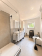 OG: Badezimmer (saniert) - Zweifamilienhaus mit sofort bezugsfertigem Obergeschoss: 4 Garagen + großer Hof + ~179m² Nutzfläche
