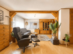OG: Wohnzimmer - Zweifamilienhaus mit sofort bezugsfertigem Obergeschoss: 4 Garagen + großer Hof + ~179m² Nutzfläche
