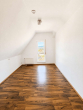 Schlafzimmer - Dachgeschosswohnung mit Weitblick – Loggia, Stellplatz & Küche inklusive – bezugsfrei