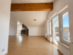 Wohnzimmer mit Blick zur Küch - Dachgeschosswohnung mit Weitblick – Loggia, Stellplatz & Küche inklusive – bezugsfrei