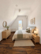 Schlafzimmer_Einrichtungsvorsc - Dachgeschosswohnung mit Weitblick – Loggia, Stellplatz & Küche inklusive – bezugsfrei