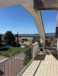 Loggia - Dachgeschosswohnung mit Weitblick – Loggia, Stellplatz & Küche inklusive – bezugsfrei
