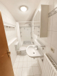 Badezimmer - Dachgeschosswohnung mit Weitblick – Loggia, Stellplatz & Küche inklusive – bezugsfrei