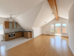 Wohn- & Küchenbereich - Dachgeschosswohnung mit Weitblick – Loggia, Stellplatz & Küche inklusive – bezugsfrei