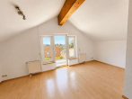 Wohnzimmer - Dachgeschosswohnung mit Weitblick – Loggia, Stellplatz & Küche inklusive – bezugsfrei