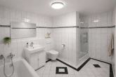 OG_Badezimmer - Gepflegtes Familienhaus Raunheim: Wintergarten, Südterasse, Keller & Buderus 2022