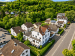 Drohnenshot_Terrasse - Großzügig + Modernisiert: Hochparterre Wohnung +Hobby-Keller, Doppelgarage & Garten