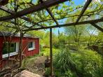 Terrasse mit Blick in Garten - Familienhaus mit Einliegerwohnung & Traumgarten – Wiesbaden-Delkenheim