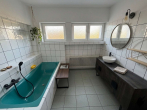 OG_Badezimmer - Haus in Feldrandlage mit großem Garten & Einliegerwohnung – Wiesbaden-Delkenheim – Mietkauf möglich