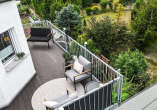 Umlaufender rückwärtiger Balko - Wohnen wie im eigenen Haus: Exklusiver Garten + zusätzliches Keller-Apartment