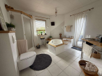 Badezimmer mit Dusche und Wann - Wohnen wie im eigenen Haus: Exklusiver Garten + zusätzliches Keller-Apartment