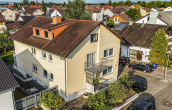 Hausvorderseite von oben - Dachgeschoss Wohnung mit Hobbyraum