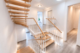 OG_Treppenhaus - Split-Level Reihenhaus mit Südterrasse & Wintergarten – 5 Zimmer nahe Frankfurt