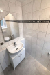 EG_Gäste WC - Split-Level Reihenhaus mit Südterrasse & Wintergarten – 5 Zimmer nahe Frankfurt