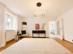 Schlafzimmer mit Blick zur Tür - Kernsanierter Altbau · 4 Zi. · 90 m² · 70 m vom Schlosspark-Biebrich entfernt