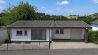 Außenansicht Straßeneben - Unverbaubarer Blick ins Tal: Einfamilienhaus mit Loggia in Eppstein-Vockenhausen