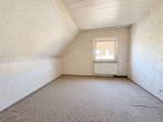 Haupthaus_DG_Schlafzimmer 2 - Zwei Gebäude auf grünem Grundstück: Doppelhaushälfte mit Hinterhaus in Hattersheim-Okriftel
