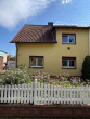 Außen_Fassade_Haupthaus - Zwei Gebäude auf grünem Grundstück: Doppelhaushälfte mit Hinterhaus in Hattersheim-Okriftel