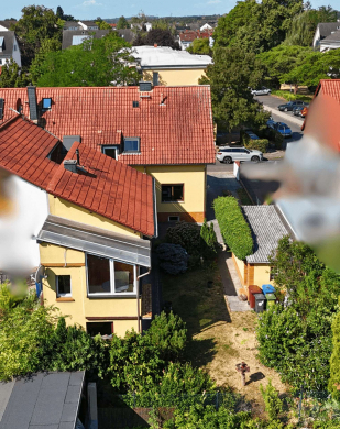 Zwei Gebäude auf grünem Grundstück: Doppelhaushälfte mit Hinterhaus in Hattersheim-Okriftel, 65795 Hattersheim am Main, Haus