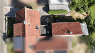 Außen_Drohnenaufnahme_Draufsic - Zwei Gebäude auf grünem Grundstück: Doppelhaushälfte mit Hinterhaus in Hattersheim-Okriftel