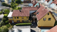 Außen_Drohnenaufnahme_Nord-Wes - Zwei Gebäude auf grünem Grundstück: Doppelhaushälfte mit Hinterhaus in Hattersheim-Okriftel