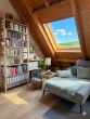 Wohnzimmer_Regal _ Couch - 4-Zimmer-Dachgeschoss mit Süd-Terrasse & Kamin in Dienheim – bezugsfrei ab 01.08.2026