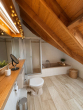 Badezimmer_Blick von Zimmertü - 4-Zimmer-Dachgeschoss mit Süd-Terrasse & Kamin in Dienheim – bezugsfrei ab 01.08.2026