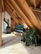 Wohnzimmer_Kamin - 4-Zimmer-Dachgeschoss mit Süd-Terrasse & Kamin in Dienheim – bezugsfrei ab 01.08.2026