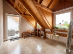 Zimmer mit Terrassenzugang - 4-Zimmer-Dachgeschoss mit Süd-Terrasse & Kamin in Dienheim – bezugsfrei ab 01.08.2026
