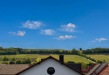 Wohnzimmer_Blick in die Weinbe - 4-Zimmer-Dachgeschoss mit Süd-Terrasse & Kamin in Dienheim – bezugsfrei ab 01.08.2026