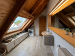 Badezimmer_Blick von Dusche au - 4-Zimmer-Dachgeschoss mit Süd-Terrasse & Kamin in Dienheim – bezugsfrei ab 01.08.2026