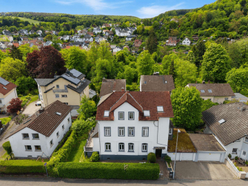 Dreifamilienhaus mit großem Garten: Modernisiertes EG sofort frei, OG + DG vermietet, +Ausbaureserve, 65719 Hofheim am Taunus, Haus