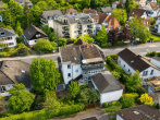 Drohnenshot_Rückansicht - Dreifamilienhaus mit großem Garten: Modernisiertes EG sofort frei, OG + DG vermietet, +Ausbaureserve